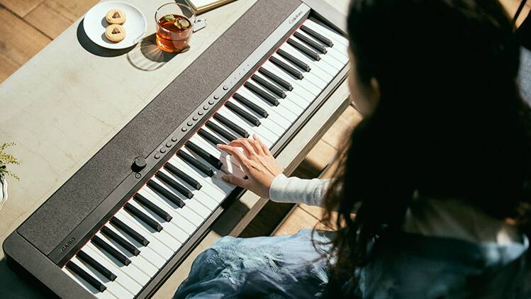 co-gai-ngoi-choi-dan-organ-casio-ct-s1 co gai ngoi choi dan organ Casio CT-S1