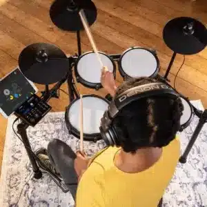 ALESIS NITRO MAX KIT BỘ TRỐNG ĐIỆN TỬ nitromax lowres lifestyle 13 600x400.jpg