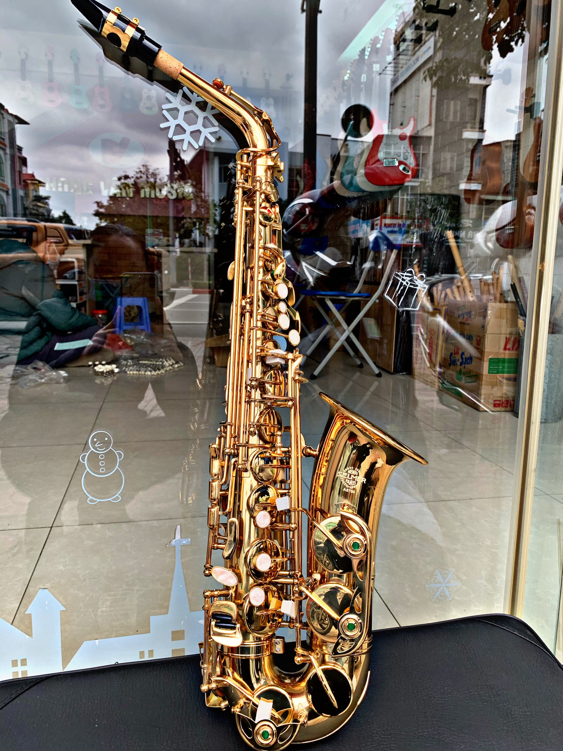z3201313779645_002_7b39e3d0d7fae3a917af3d56a83fc090 Kèn alto saxophone Selmer vàng AS700