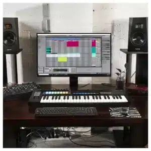 Novation Launchkey 61 MK3 Keyboard Controller novation launchkey 61 mk3 keyboard controller