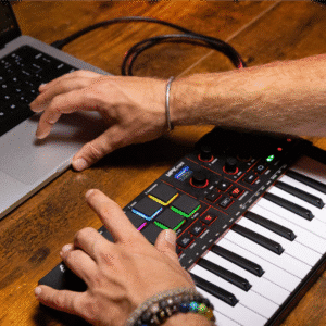 akai mpkmini4 black 1